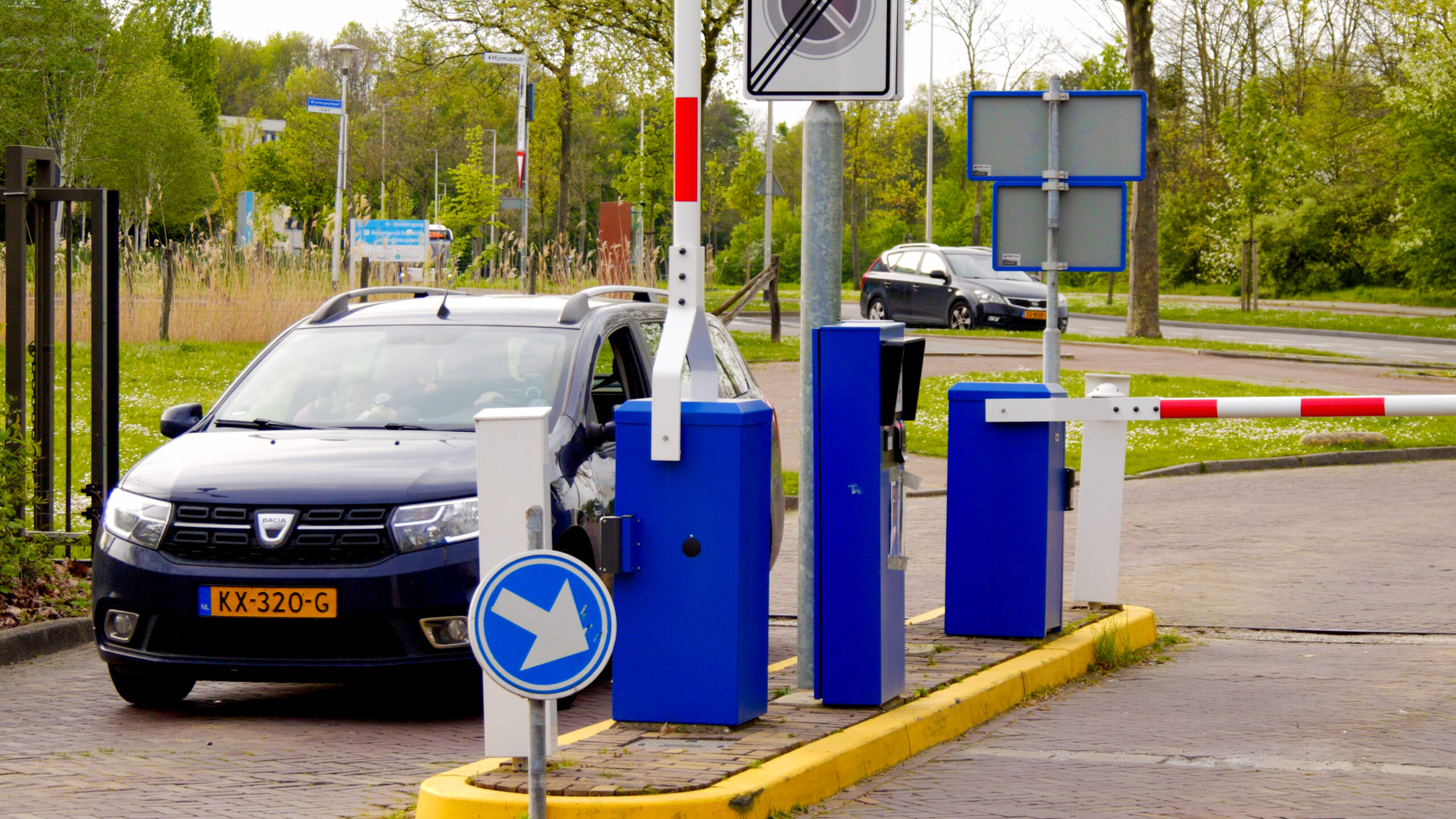 Engels: "Parking system with automated gates and ticket dispenser." Nederlands: "Parkeersysteem met geautomatiseerde poorten en kaartjesautomaat."
